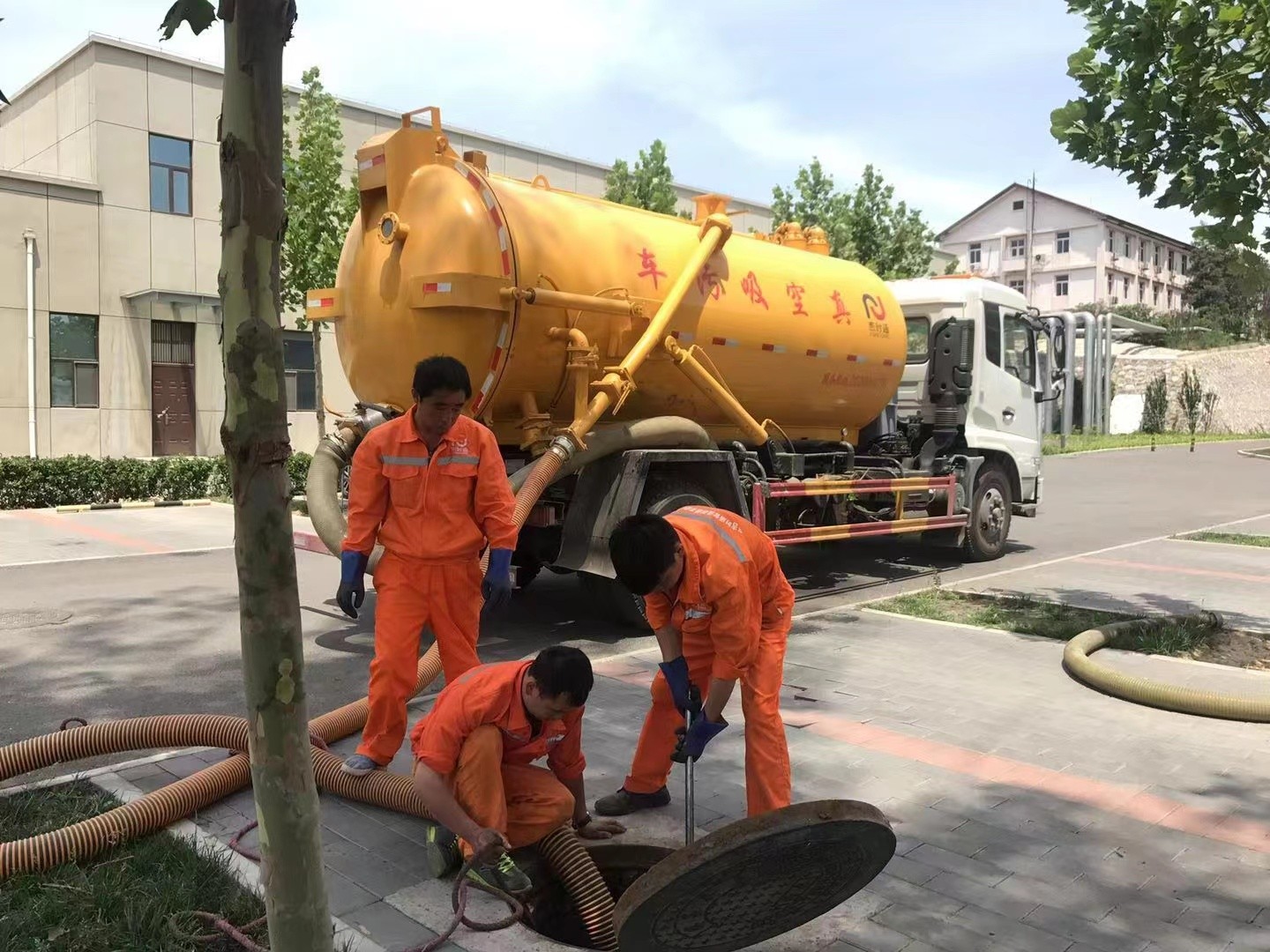 同江管道疏通车停在窨井附近