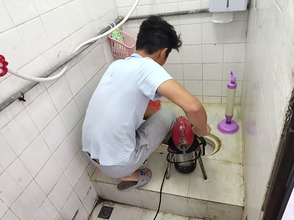 同江管道堵塞冒臭气 专业师傅现场解决问题